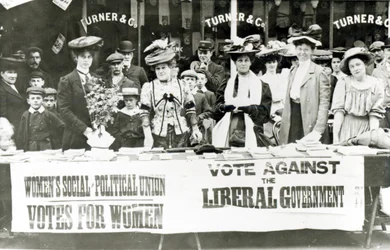 Suffragetten an einem Wahlkampfstand